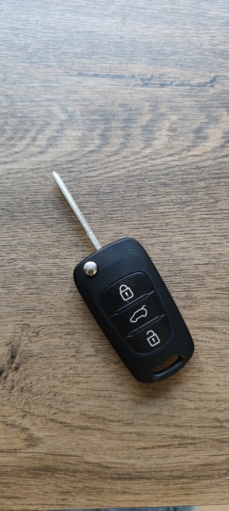 Původní opotřebovaný třítlačítkový klíč s dálkovým ovládáním pro vůz Hyundai i30 z roku 2009.