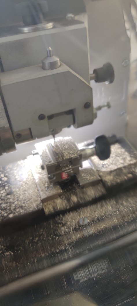 Přesné CNC frézování drážky nového autoklíče Hyundai na elektronickém řezacím stroji Bianchi Ninja Vortex.