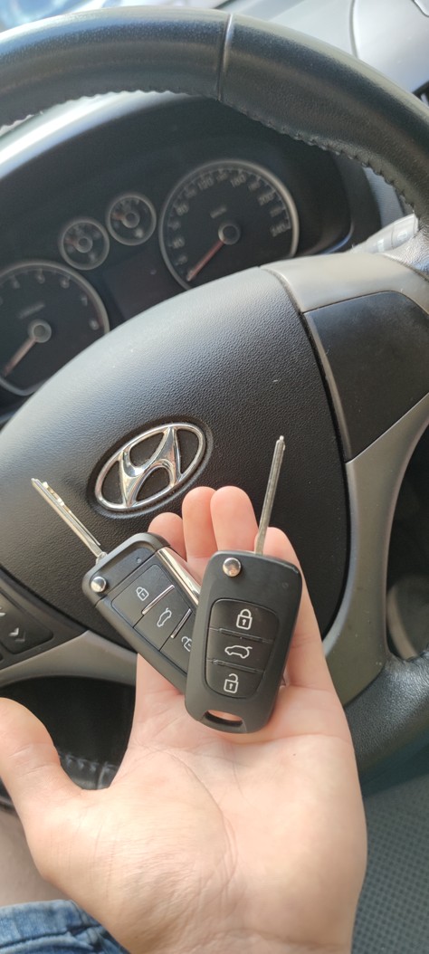 Srovnání původního a nově vyrobeného vystřelovacího klíče s dálkou před volantem vozu Hyundai i30 po nakódování.