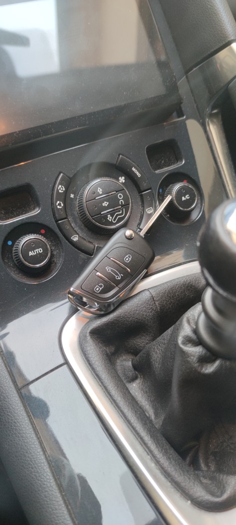 Výroba autoklíče s dálkovým ovládáním a imobilizérem