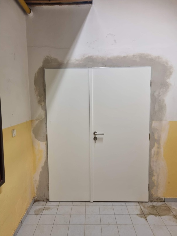 Nové dveře začištěné do finálního štuku