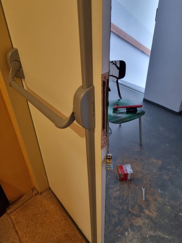 Panikové kován a elektro zámek