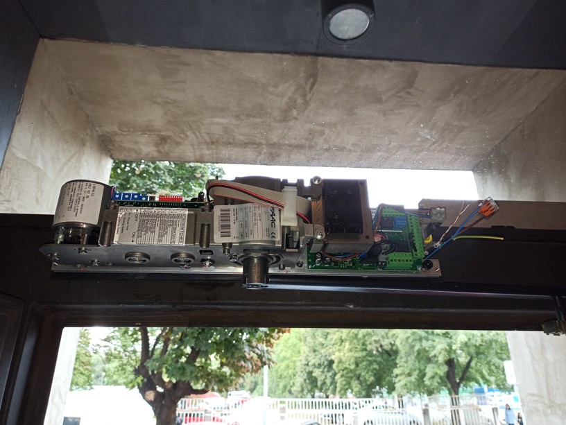 Čisté vedení kabeláže pro dveřní pohon a čtečku čipů v liště