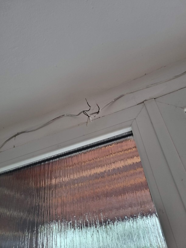 Špatný propoj nad dveřmi