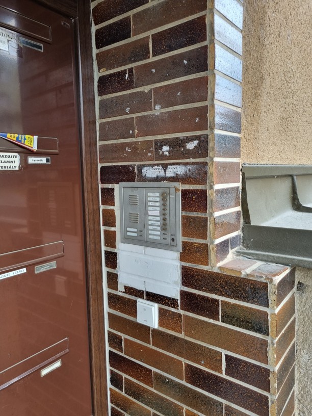 Nezdařilá výměna domovního telefonu