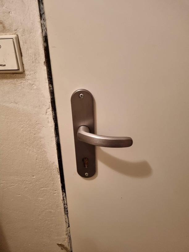 Bezpečnostní kování do sklepa