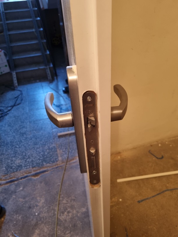 Samozamykací zámek do sklepa