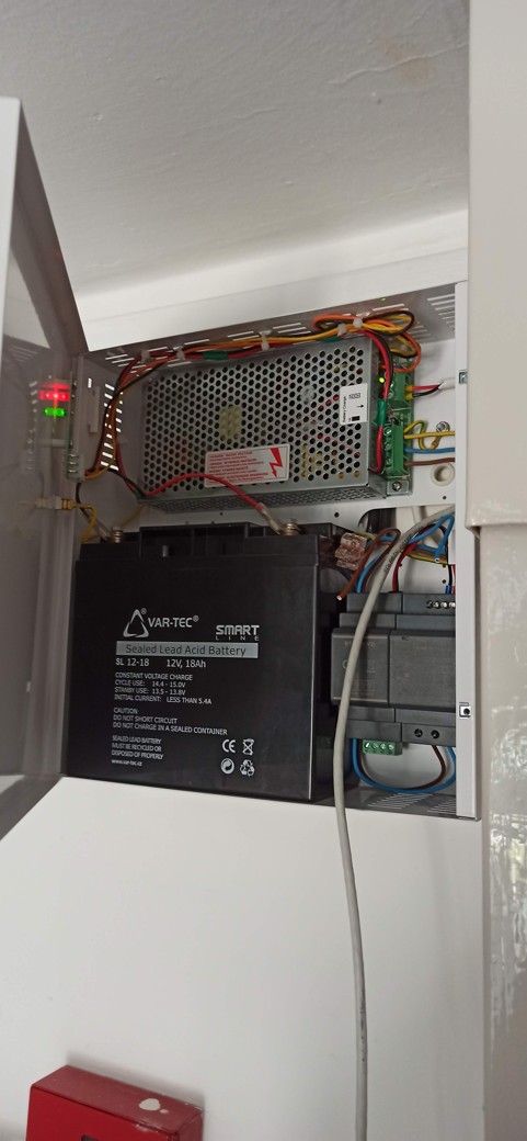 Zálohovaný zdroj pro přístupový systém