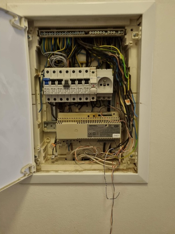 Elektrinické komponenty původního systému domovního telefonu