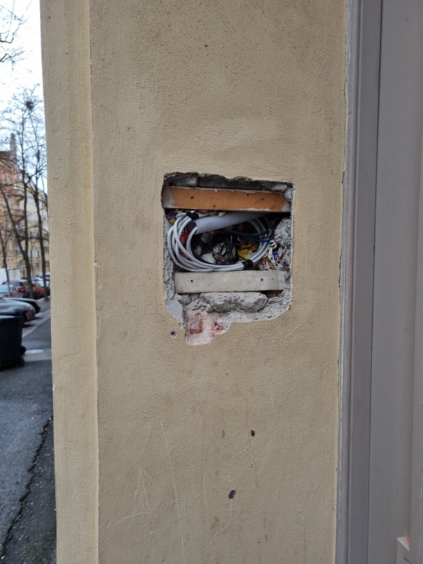 Demontované původní zvonky