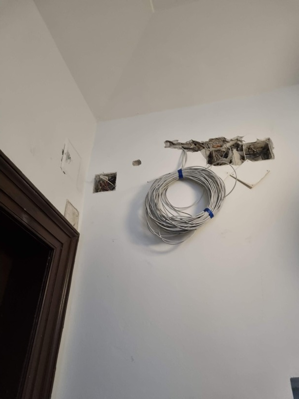 Skryté vedení kabeláže pro domovní telefon