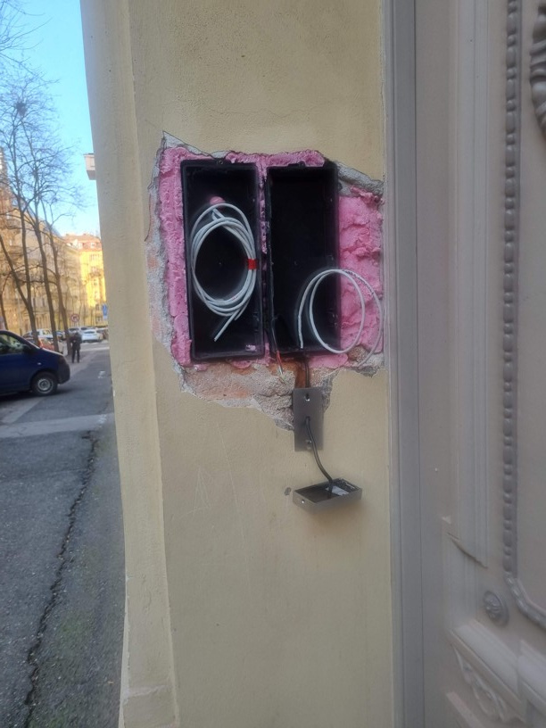 Osazení rámečku pro nový videoetelefon