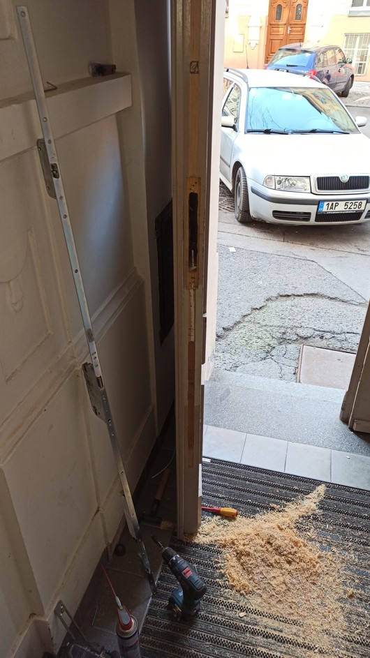 Předlabání dveří na vícebodový samozamykací zámek