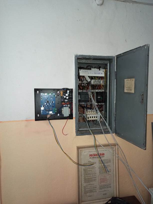 Instalace a zapojení nové řídící jednotky a napájecího zdroje pro digitální domovní telefony v rozvaděči.