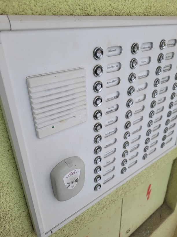 Detailní pohled na pečlivě vyrobené zvonkové tablo s dokonale zarovnanými tlačítky a čtečkou čipů.