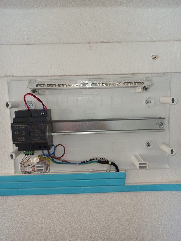 Nově instalovaná slaboproudá rozvodnice s jističi a přehledně zapojenou kabeláží pro domovní telefony po modernizaci domu.