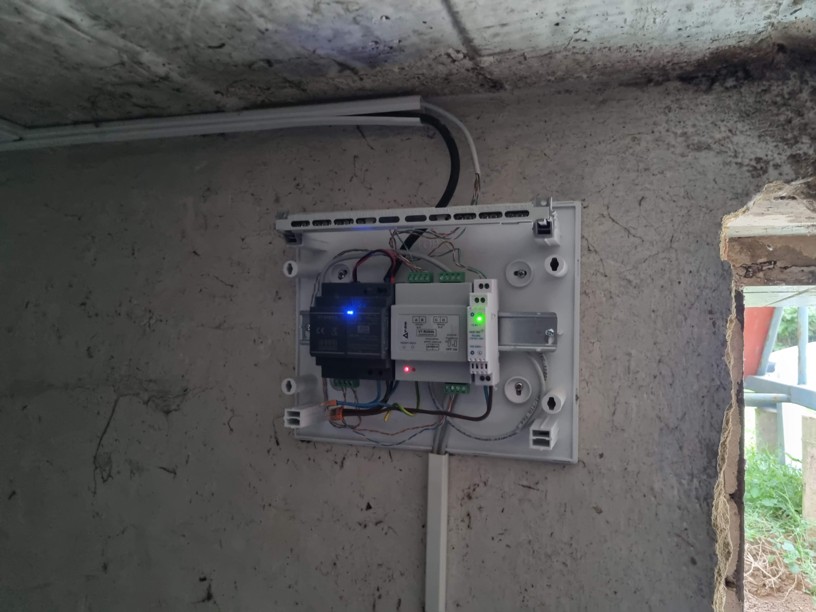 Rozvaděč k systému domovního videotelefonu, zdroj pro eleketromechanický zámek