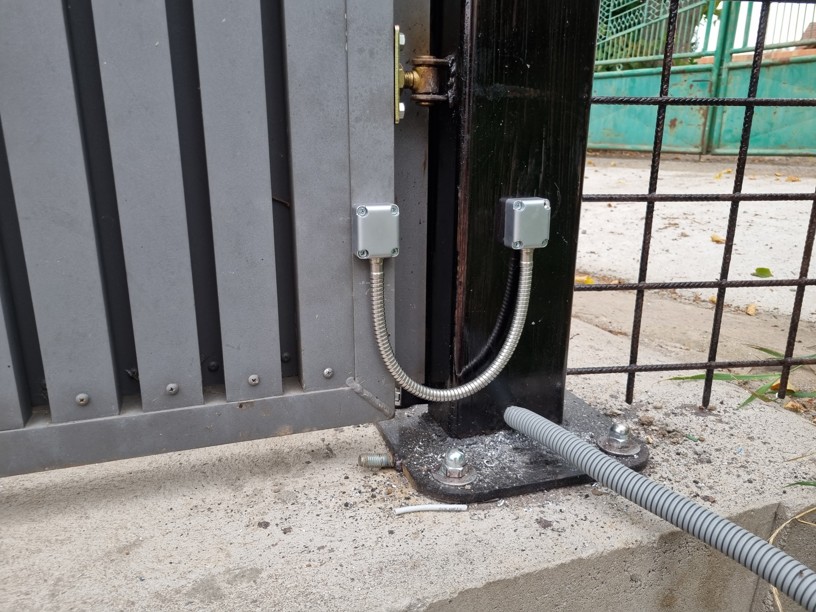 Povrchová kabelová průchodka pro ochranu kabelu na dveřích