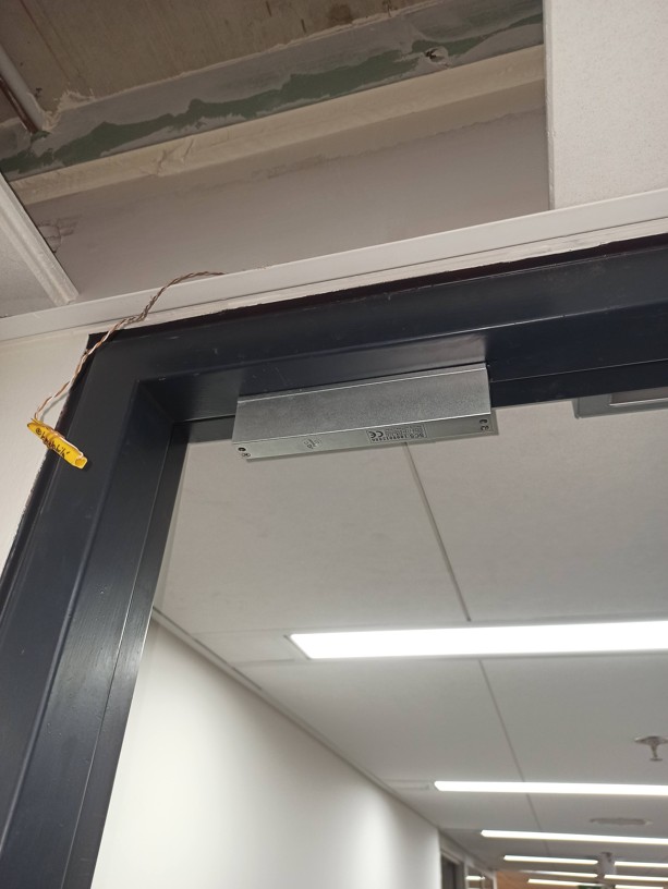 Ukotvení ocelové nárazové desky (protikusu) pro přídržný elektromagnet na těžkých ocelových dveřích.