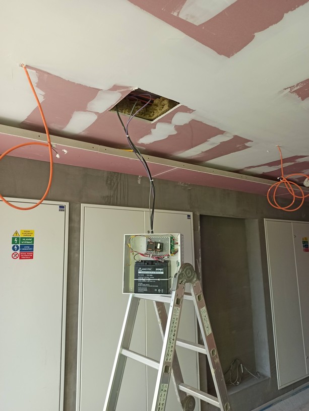 Zkouška funkčnosti záložního napájení na stavbě před instalací do protipožárního sádrokartonového podhledu.