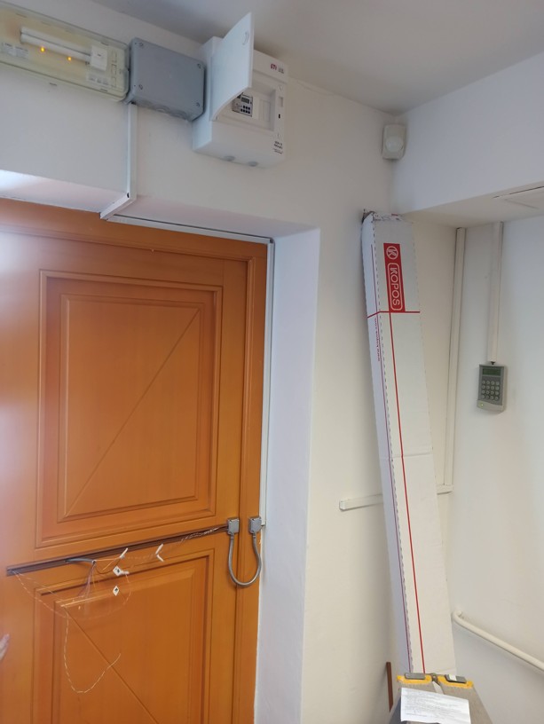 Nově osazený podružný rozvaděč se samostatně jištěným automatickým časovým spínačem pro řízení vstupu do školy ve Starém Městě u Uherského Hradiště.