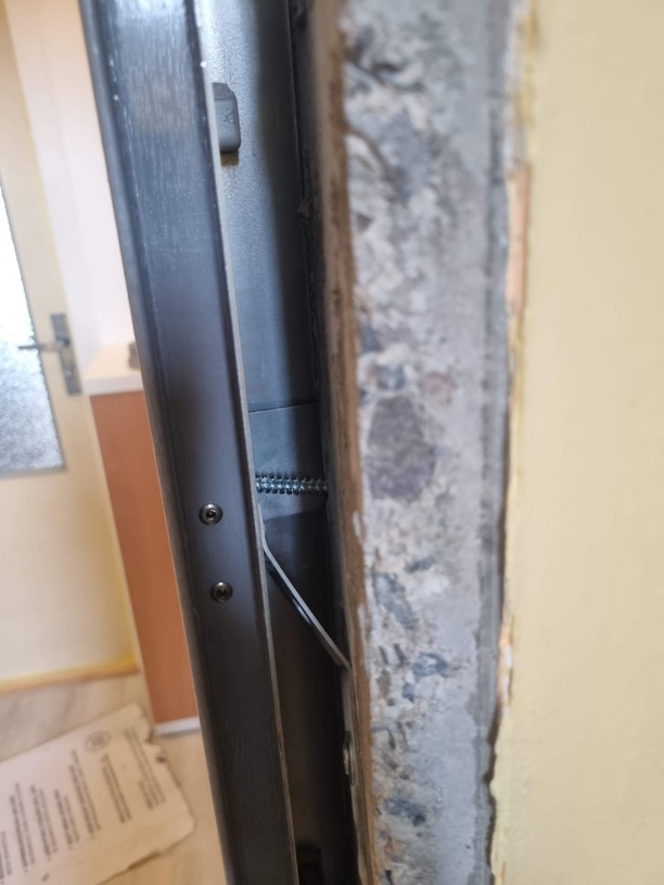 První kotvení bezpečnostní zárubně na vruty do betonu