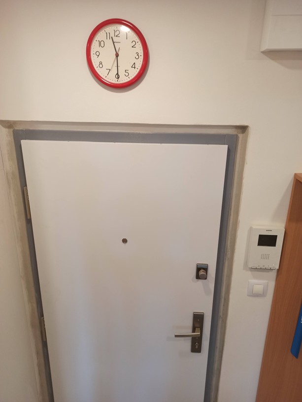 Uvnitř jsou dveře bílé