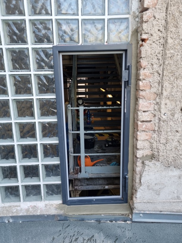 Ocelové dveře do luxferové stěny