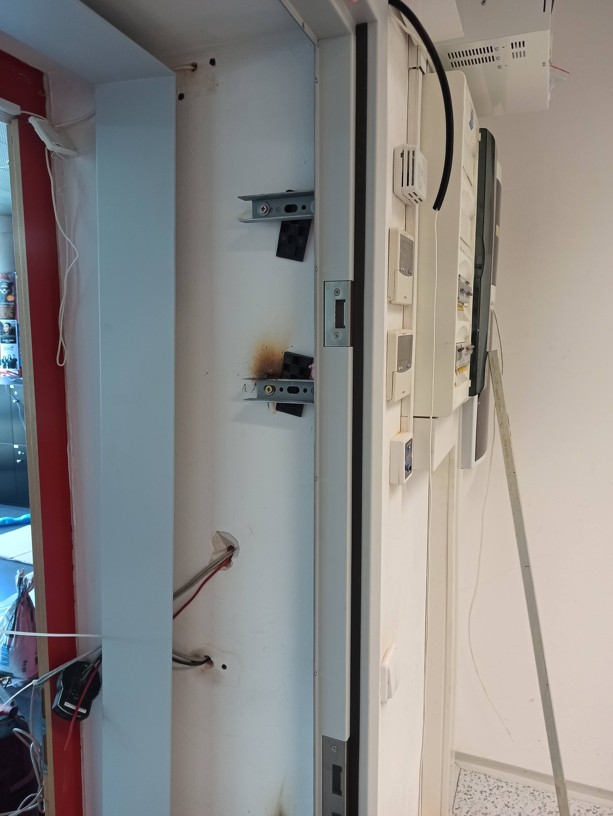 Kotvení zárubně před benotnováním