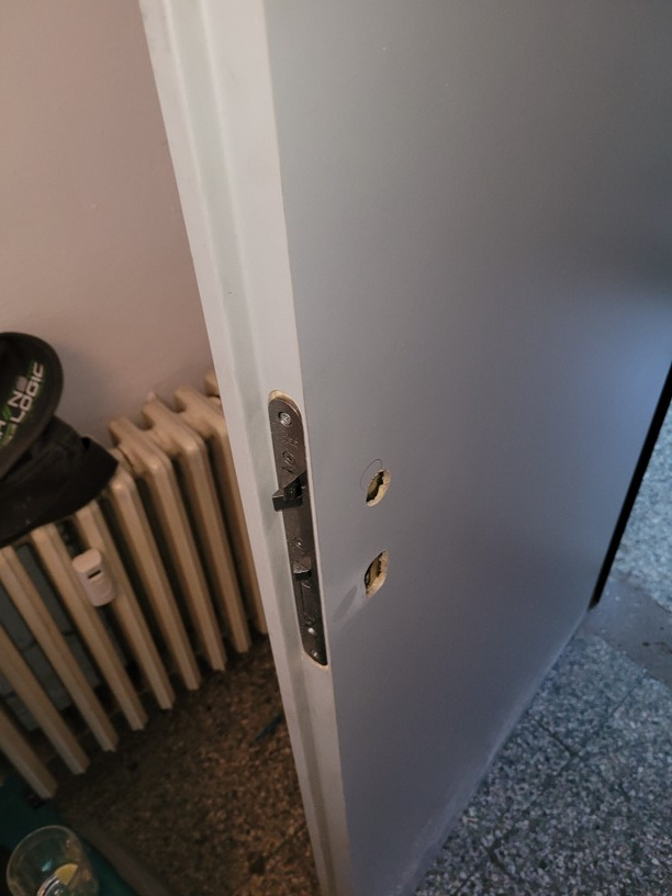 Zadlabací samozamykací zámek