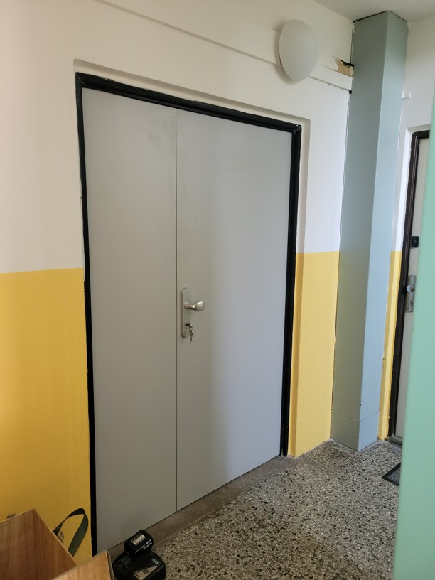 Dveře osazené samozamykacím zámkem a kování