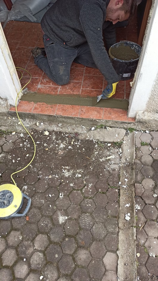 Řešení prahové spojky u zazdívací zárubně