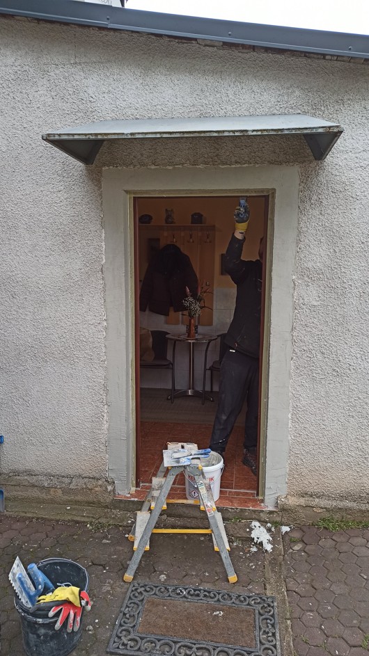 Finální povrchová úprava okolo nových dveří
