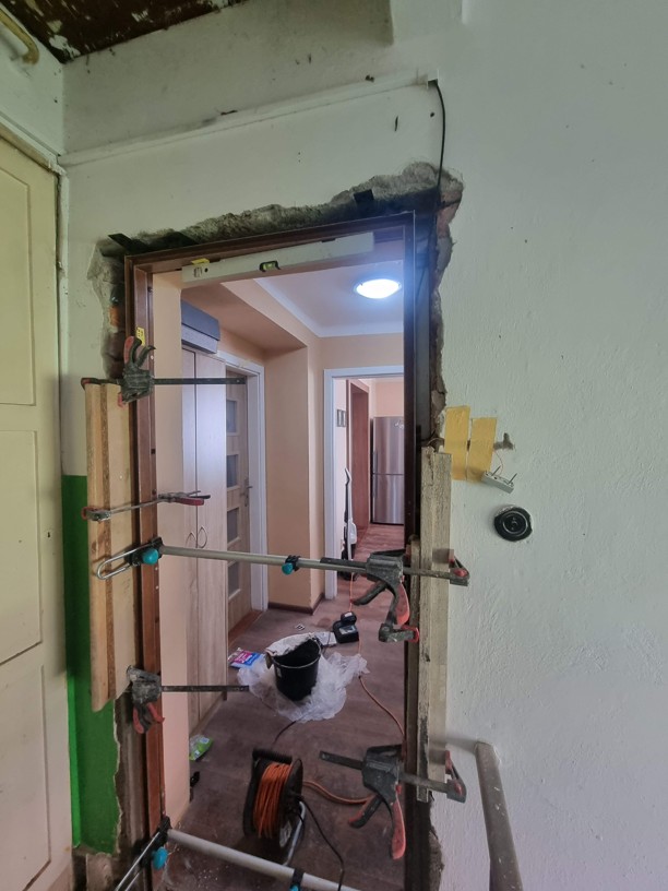 Betonování bezpečnostní zárubně