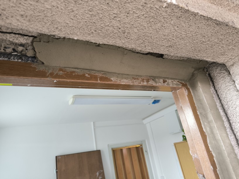 zaliti-zarubne-betonem-dvere-gerda.jpg Detailní pohled na horní část bezpečnostní zárubně pevně zality betonem pro maximální tuhost a odolnost.