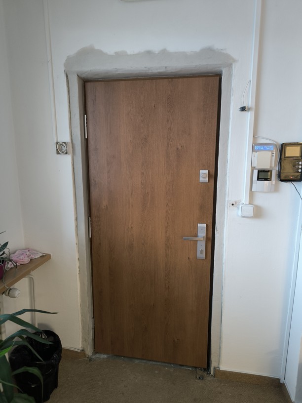 bezpecnostni-dvere-gerda-z-venku-hruba-stavba.jpg Nasazené křídlo nových dveří GERDA Thermo Premium 60 před finálním zednickým začištěním zvenčí.