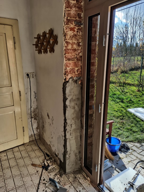 Průběh pečlivého zednického zapravování a začišťování ostění z interiérové strany.