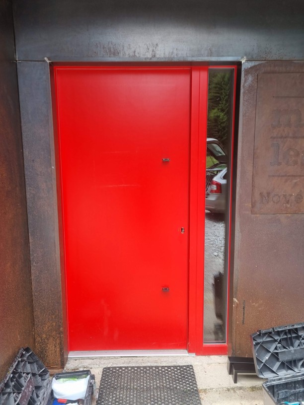 Původní dveře s demontovaným madlem