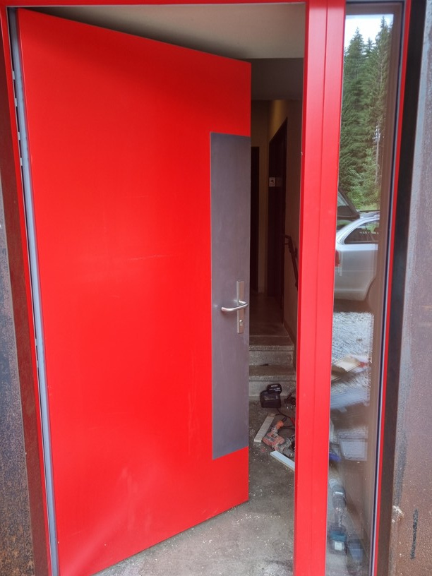 Dveře osazené panikovým zámkem