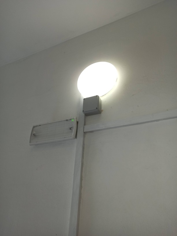 čistě provedená elektroinstalace pro zabezpečení dveří
