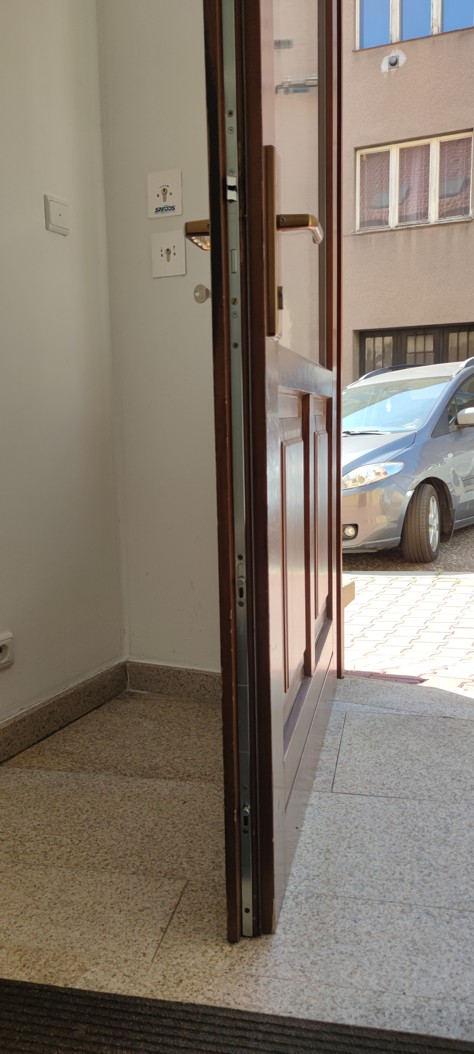 Porouchaný vícebodový zámek