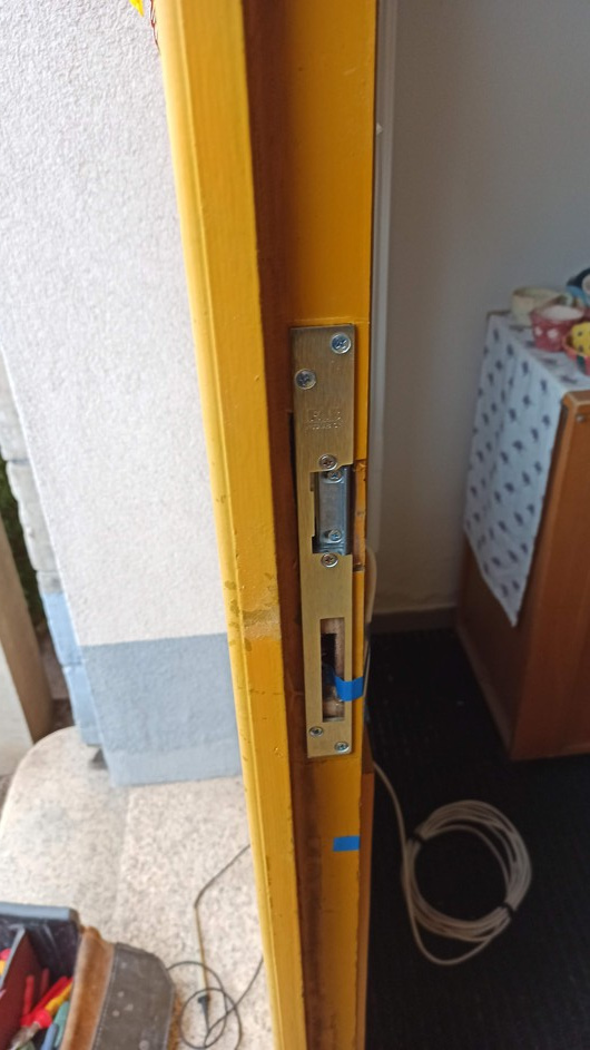 Elektrický otevírač montáž do falcové hrany