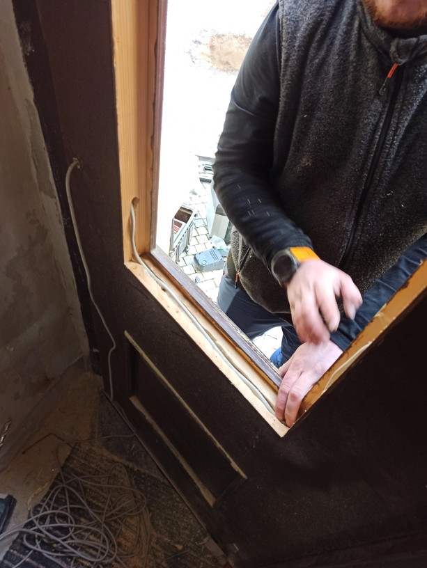 vedeni-kabelu-uvnitr-drevenych-dveri.jpg Zámečník pečlivě fixuje napájecí kabel do nově vyfrézované skryté drážky vnitřkem dřevěných dveří.