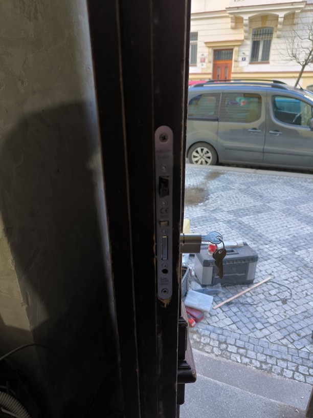 osazeny-zamek-abloy-el560-hrana-dveri Namontovaný špičkový samozamykací elektromechanický zámek ABLOY EL560 v hraně masivních dveří.