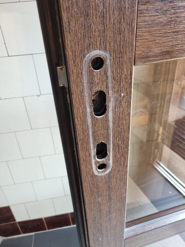 Demontáž kování PVC dveří