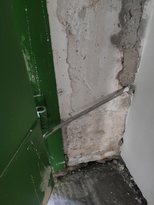 Příklad špatné praxe při instalaci napájení pro elektrický zámek – riziko zkratu a poškození dveřního profilu