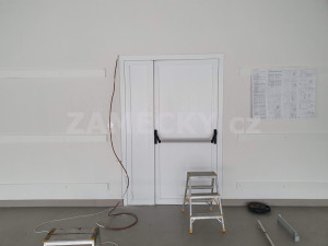 Kabelová příprava po ventilační a únikové dveře