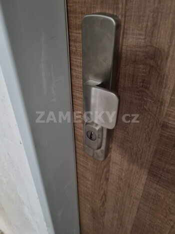 Osazení bezpečnostního kování a cylindrické vložky