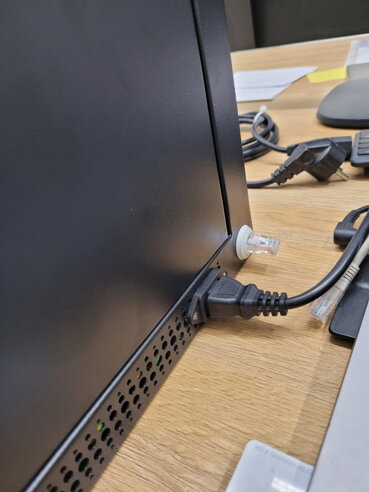 Detail čistého připojení prezentačního modelu. Přívod napájení 230V a internetový kabel pro online režim jsou řešeny pomocí odpojitelných konektorů vyvedených z boku skříňky.