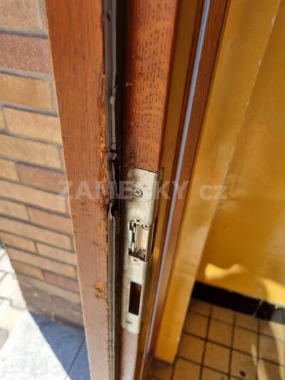 Původní řešení dveří s elektrickým otevíračem